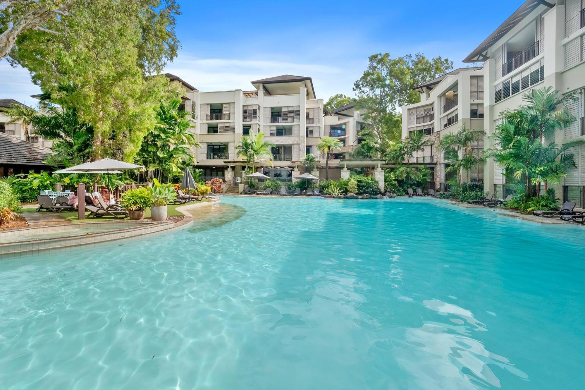 Private Apartments In The Temple Beachfront Resort Palm Cove Eksteriør billede