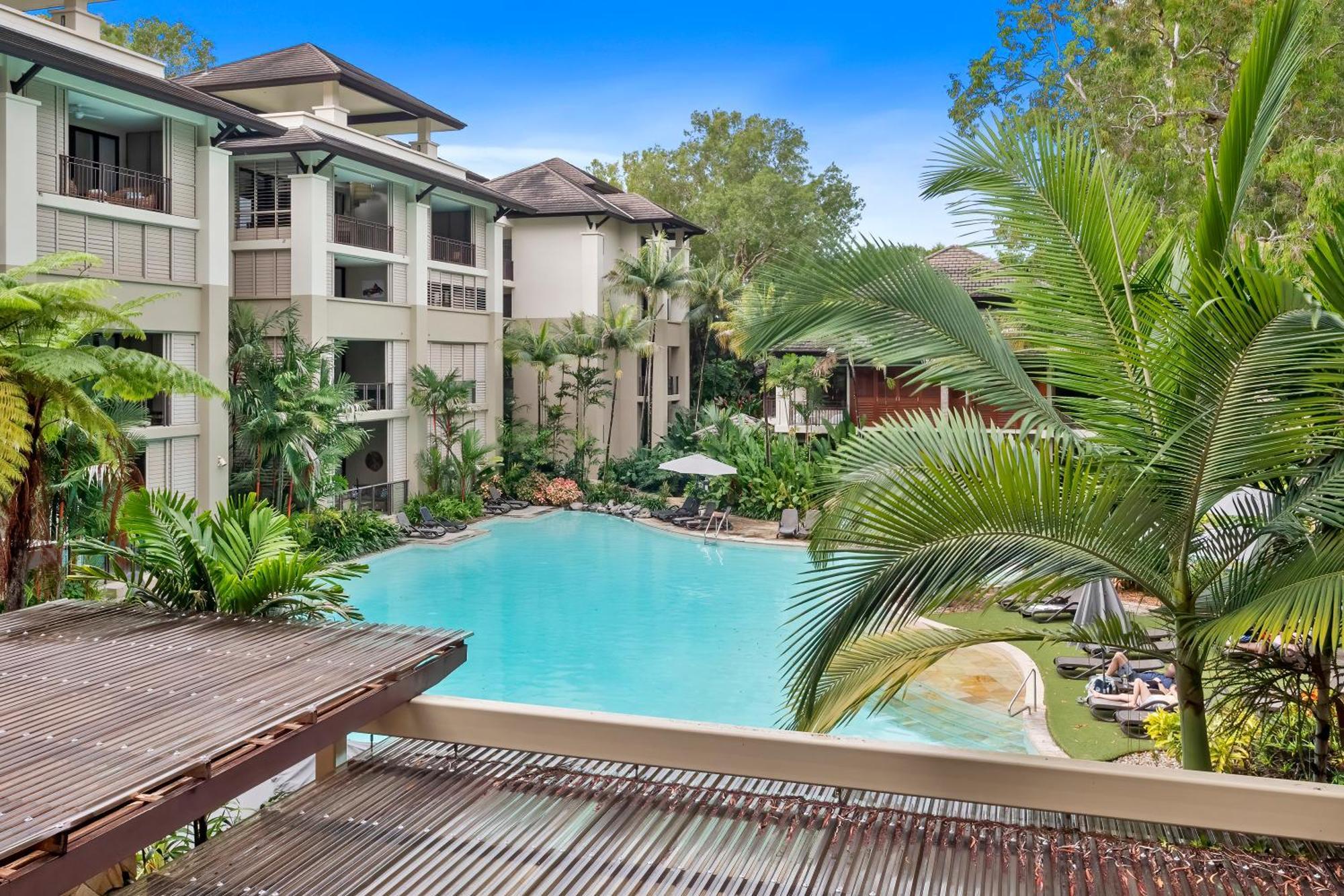 Private Apartments In The Temple Beachfront Resort Palm Cove Eksteriør billede