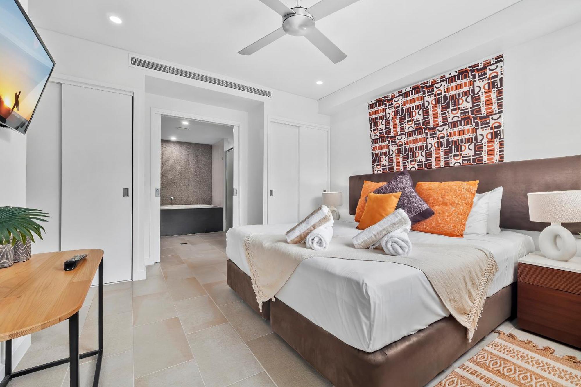 Private Apartments In The Temple Beachfront Resort Palm Cove Værelse billede