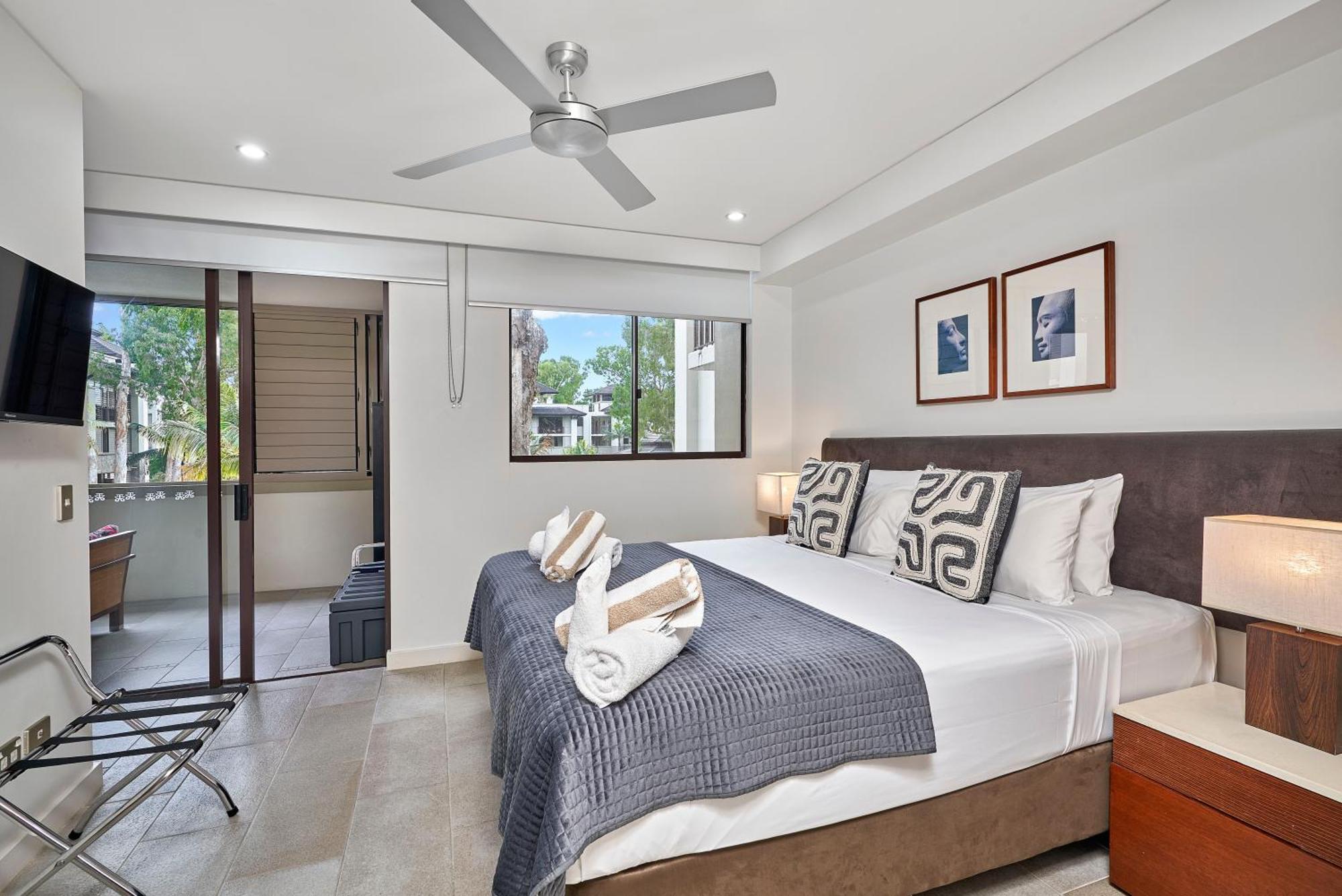 Private Apartments In The Temple Beachfront Resort Palm Cove Værelse billede