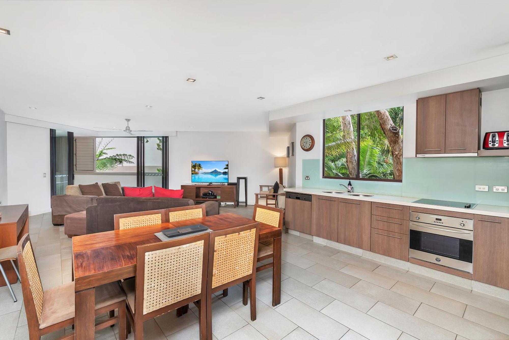 Private Apartments In The Temple Beachfront Resort Palm Cove Værelse billede