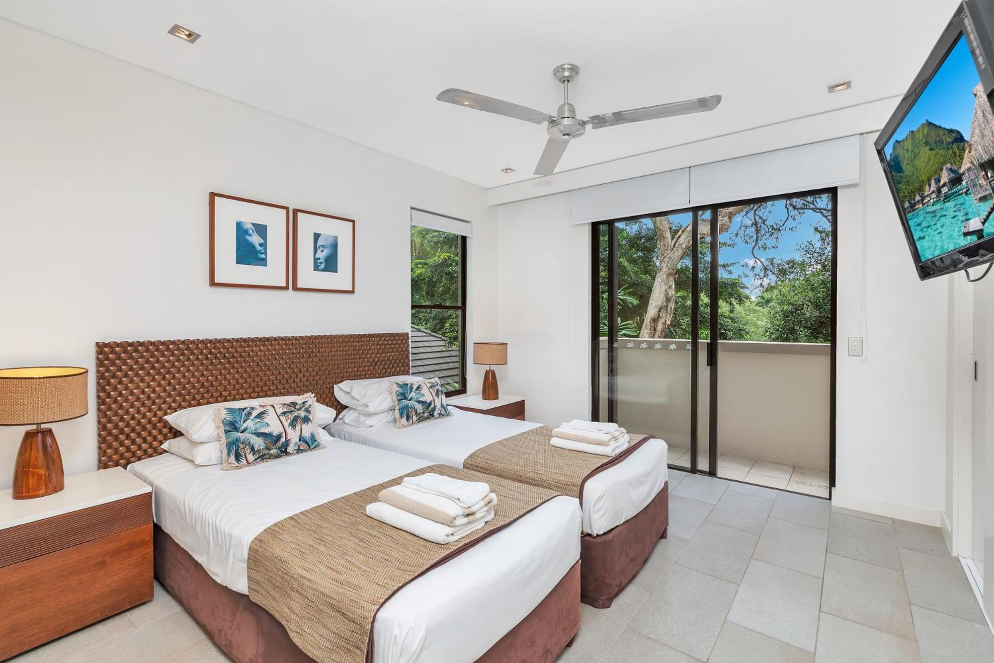 Private Apartments In The Temple Beachfront Resort Palm Cove Værelse billede