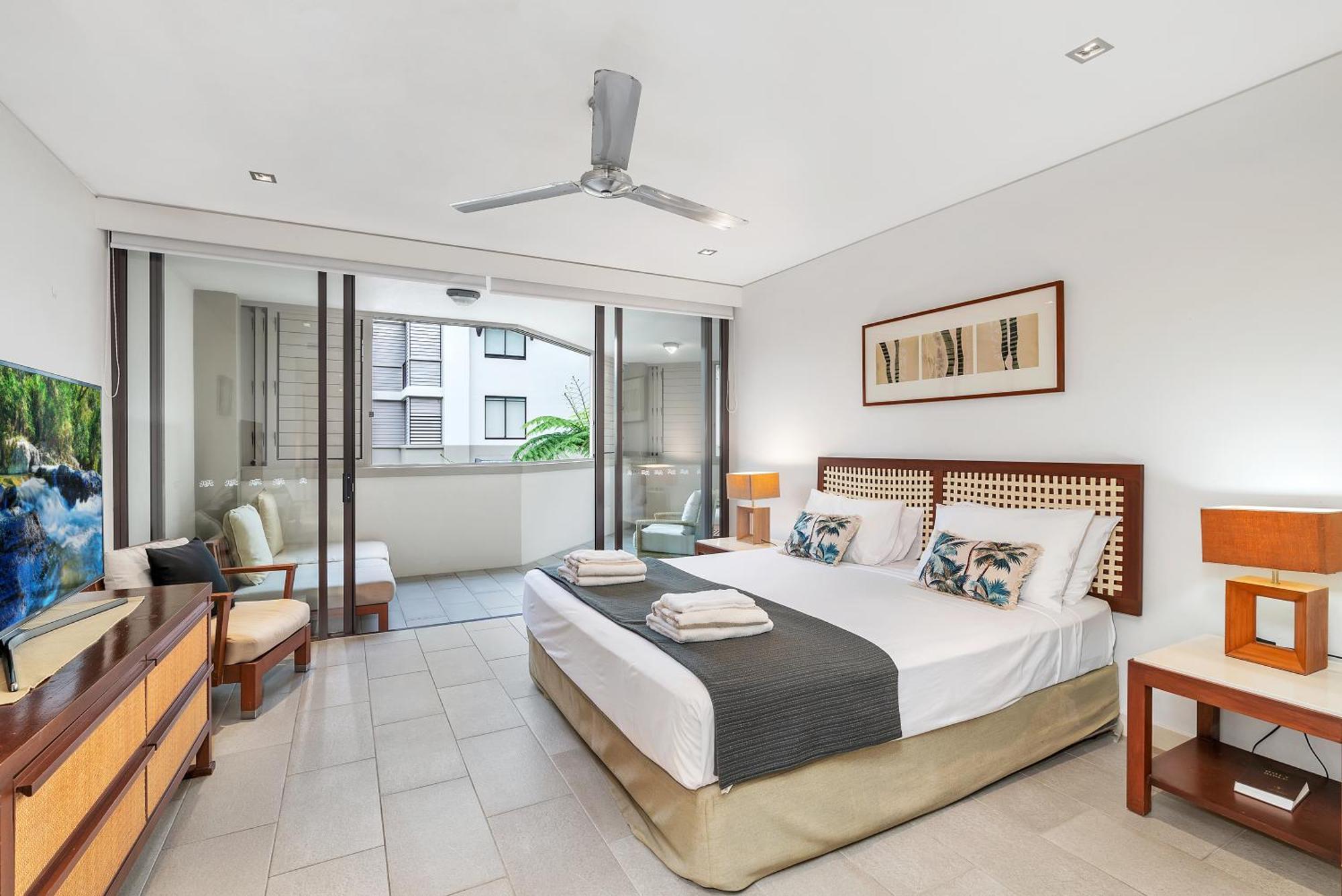 Private Apartments In The Temple Beachfront Resort Palm Cove Værelse billede