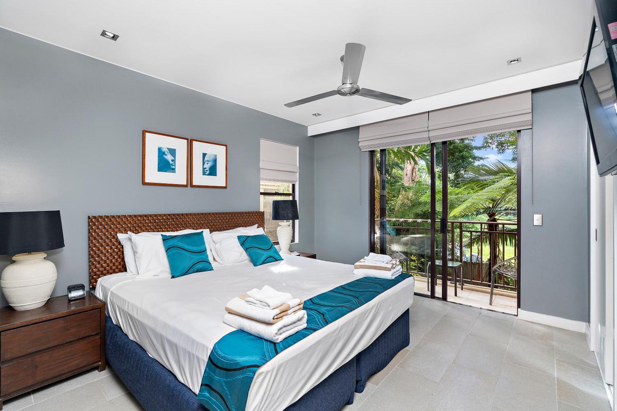 Private Apartments In The Temple Beachfront Resort Palm Cove Værelse billede