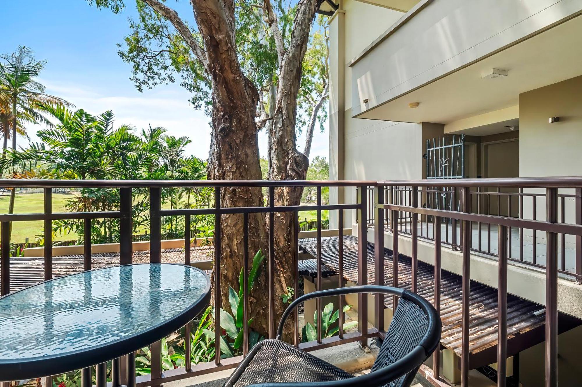 Private Apartments In The Temple Beachfront Resort Palm Cove Værelse billede
