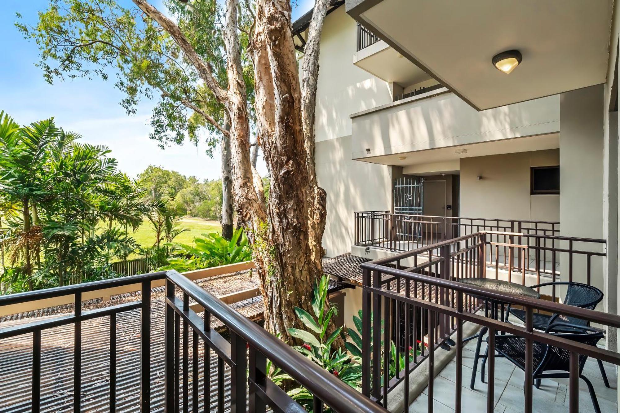 Private Apartments In The Temple Beachfront Resort Palm Cove Værelse billede