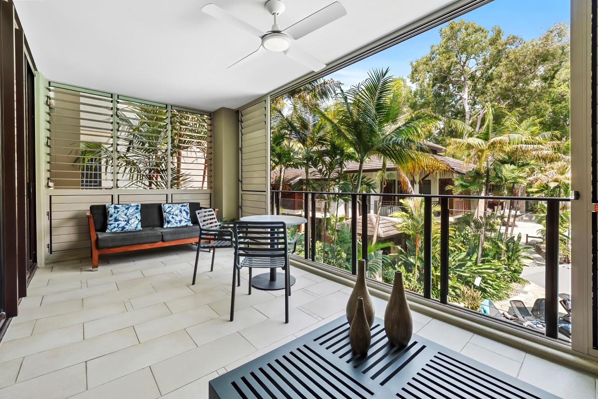 Private Apartments In The Temple Beachfront Resort Palm Cove Værelse billede