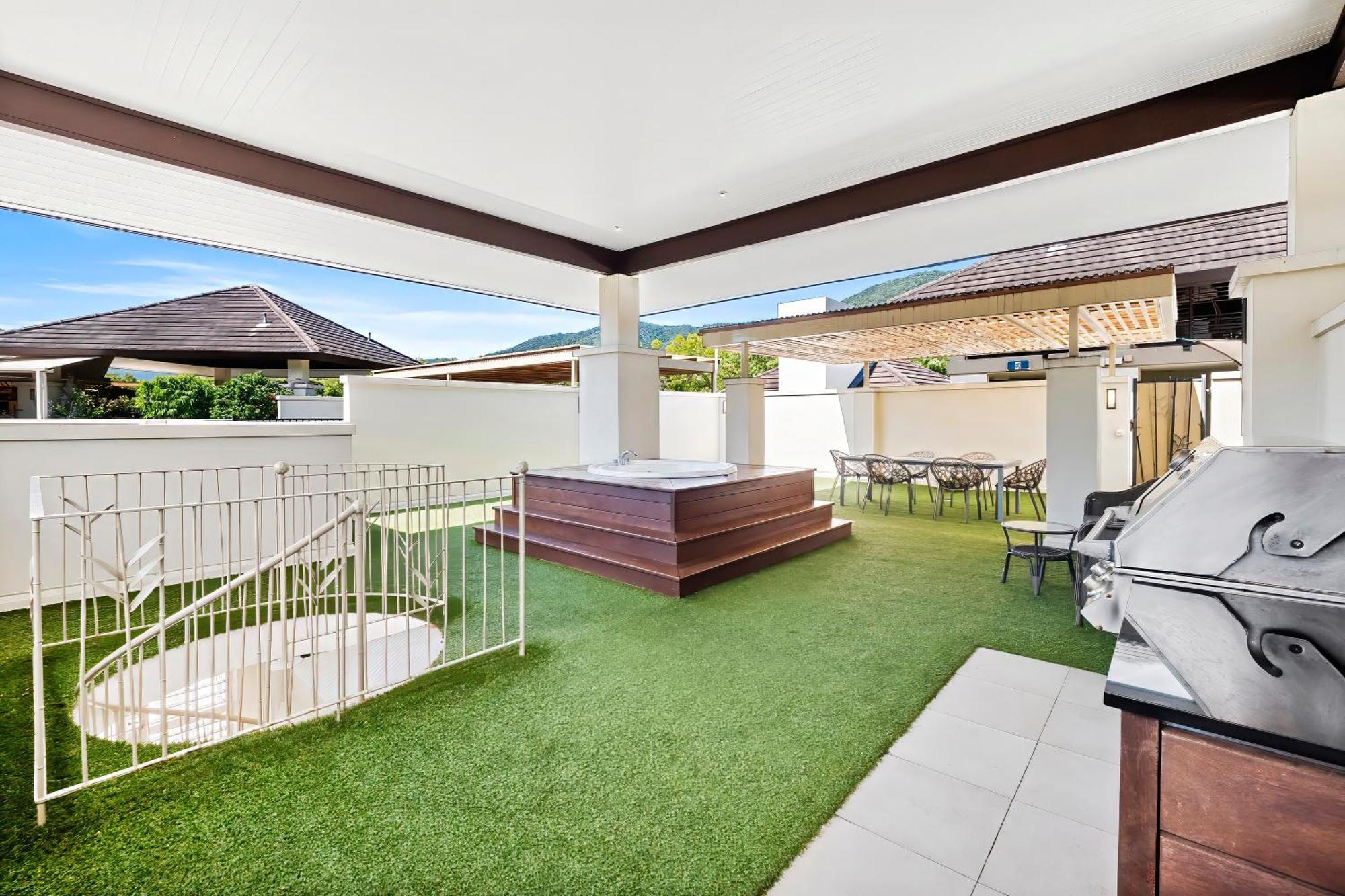 Private Apartments In The Temple Beachfront Resort Palm Cove Værelse billede