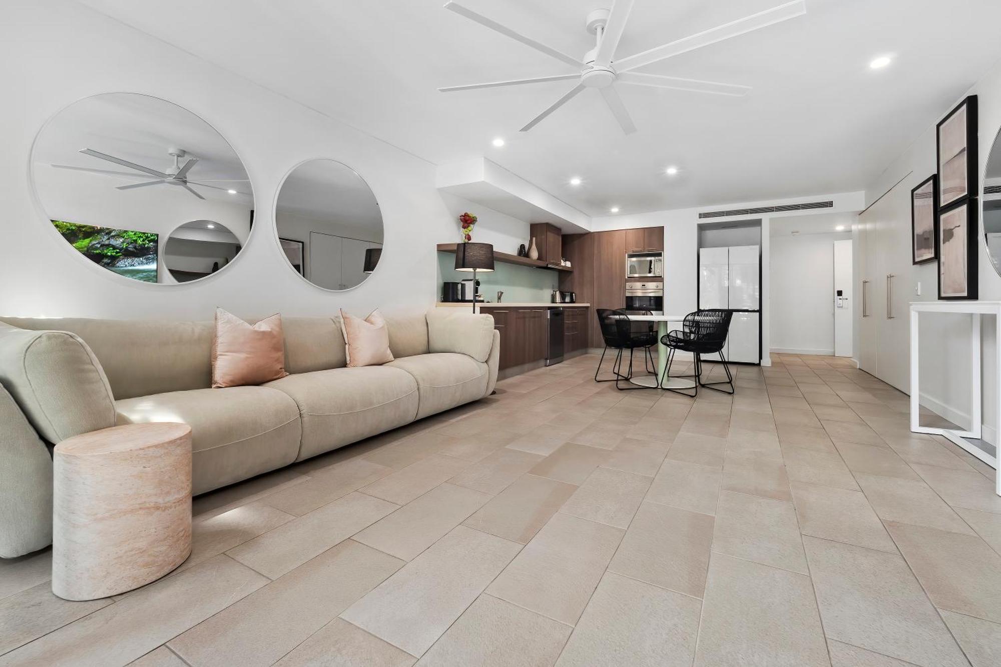 Private Apartments In The Temple Beachfront Resort Palm Cove Værelse billede