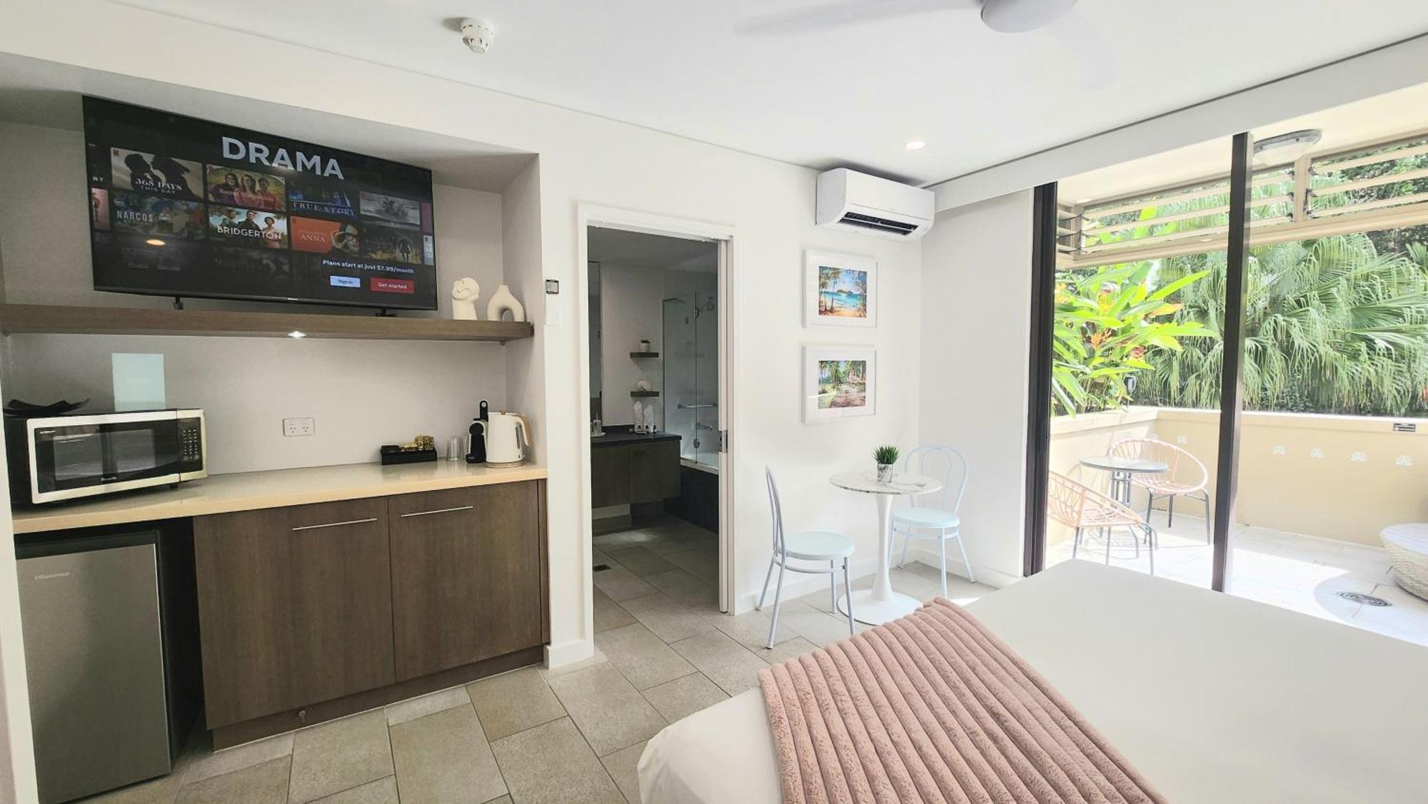 Private Apartments In The Temple Beachfront Resort Palm Cove Værelse billede