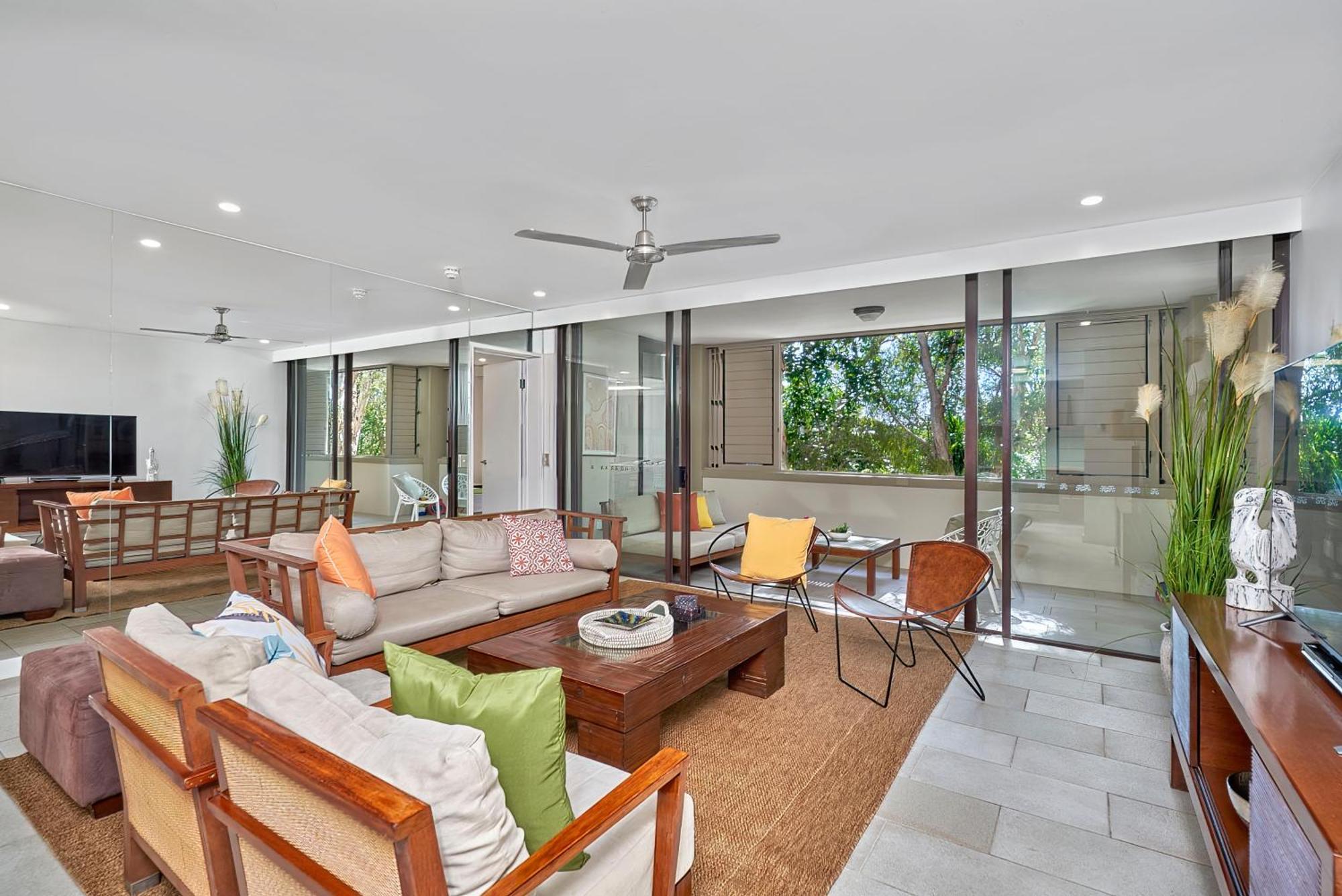 Private Apartments In The Temple Beachfront Resort Palm Cove Værelse billede
