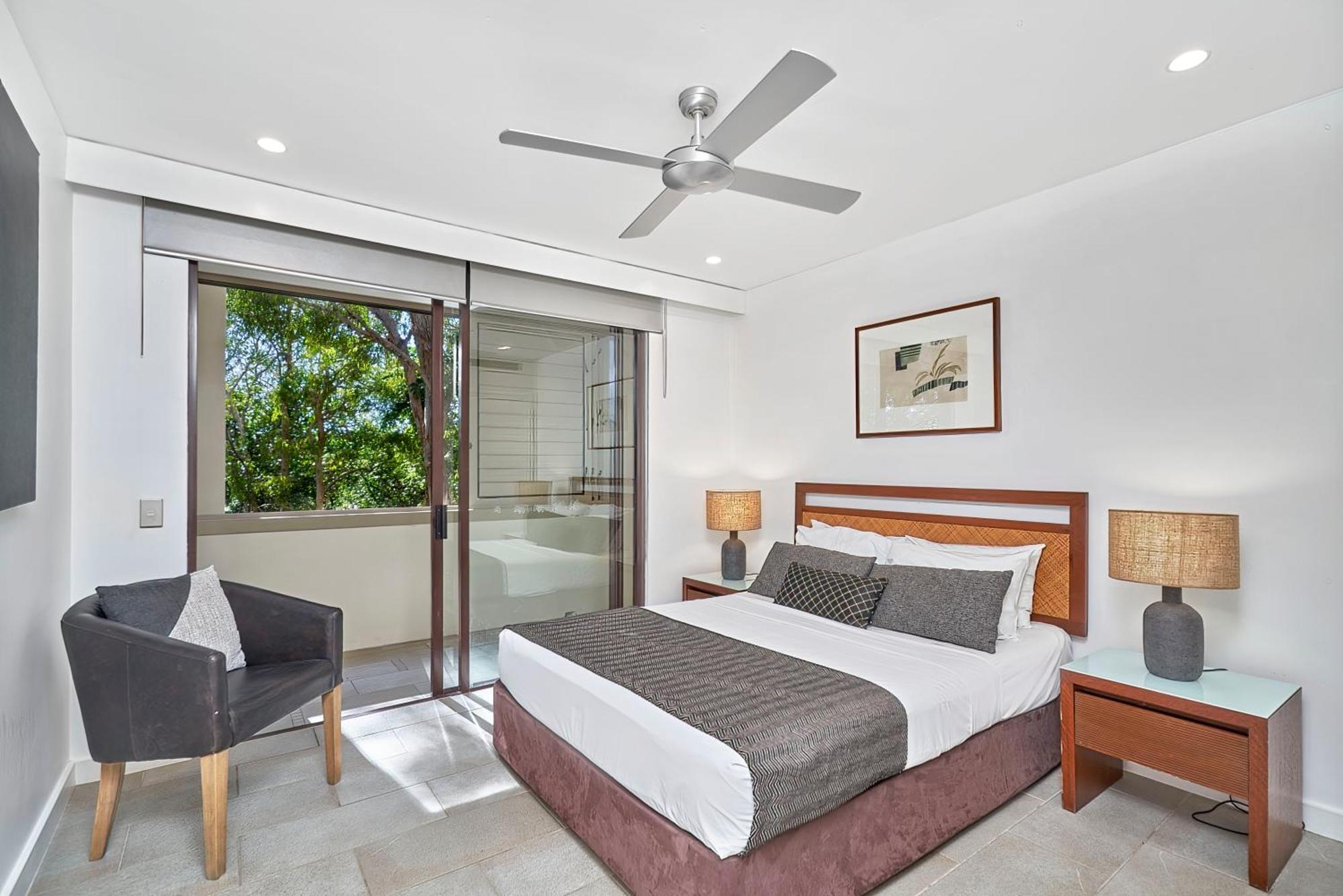 Private Apartments In The Temple Beachfront Resort Palm Cove Værelse billede