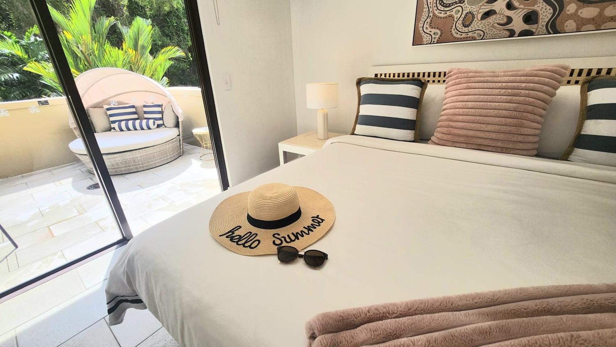 Private Apartments In The Temple Beachfront Resort Palm Cove Værelse billede