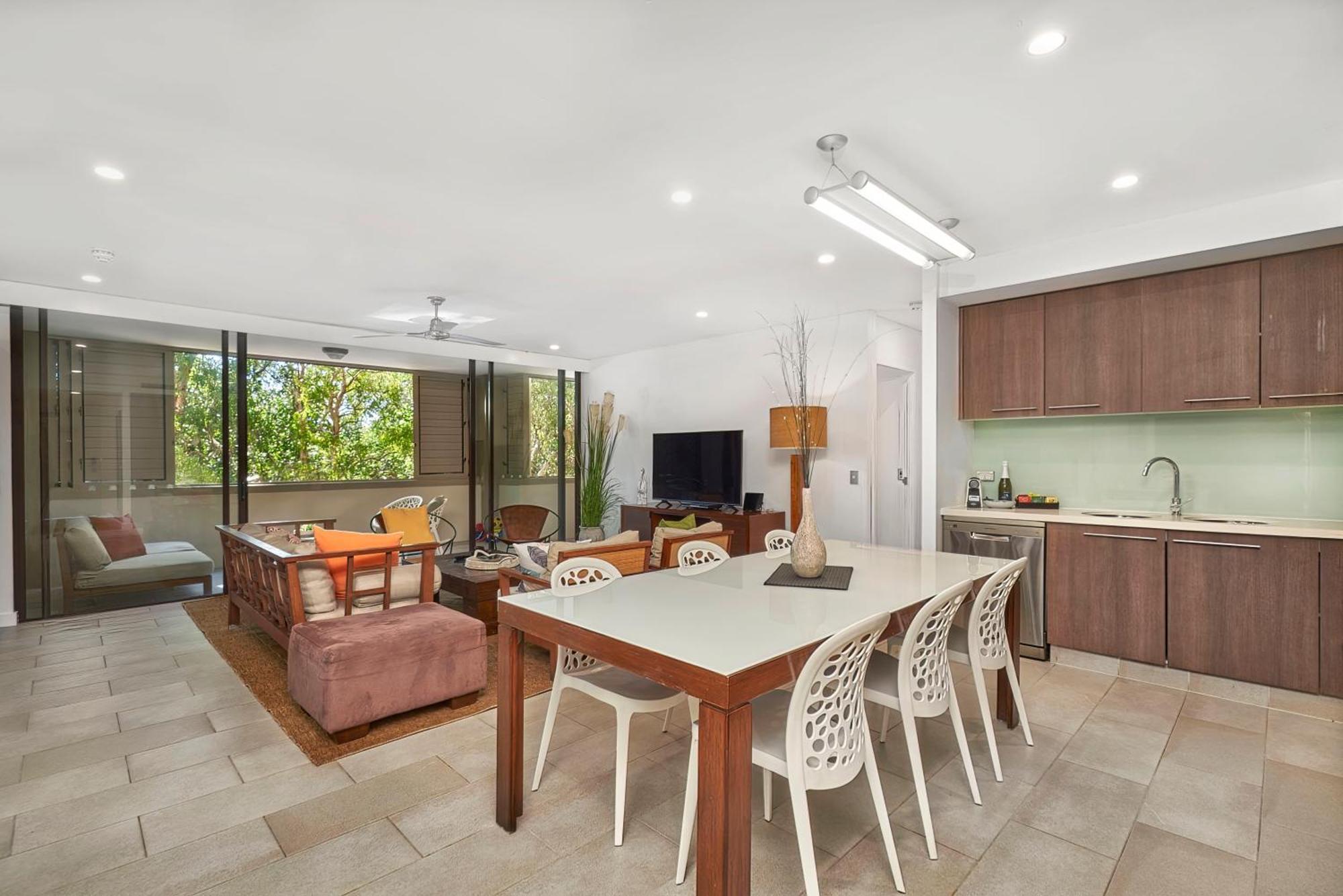Private Apartments In The Temple Beachfront Resort Palm Cove Værelse billede