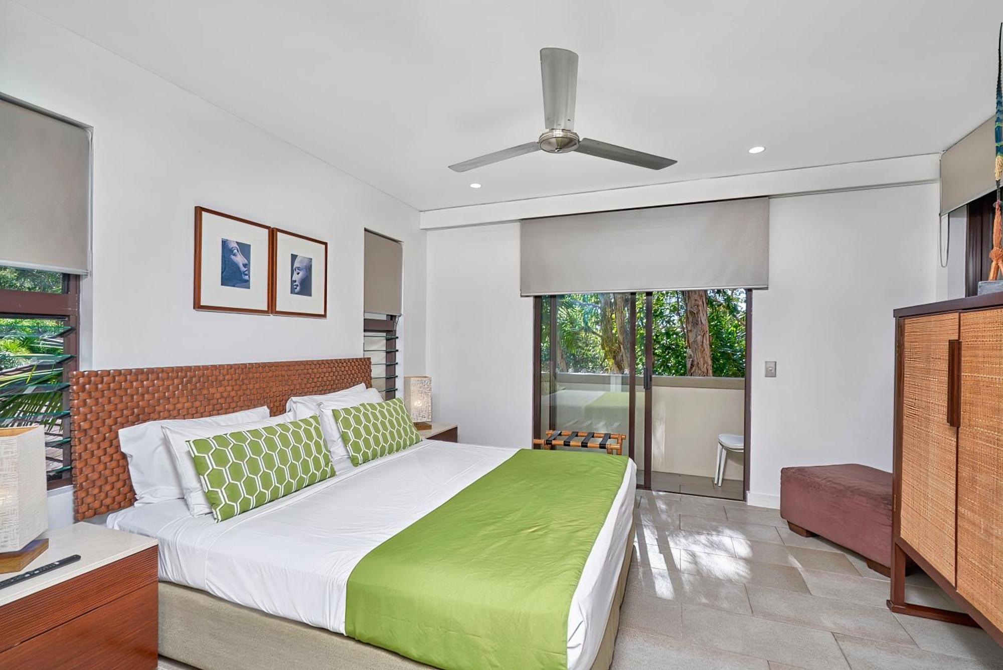 Private Apartments In The Temple Beachfront Resort Palm Cove Værelse billede