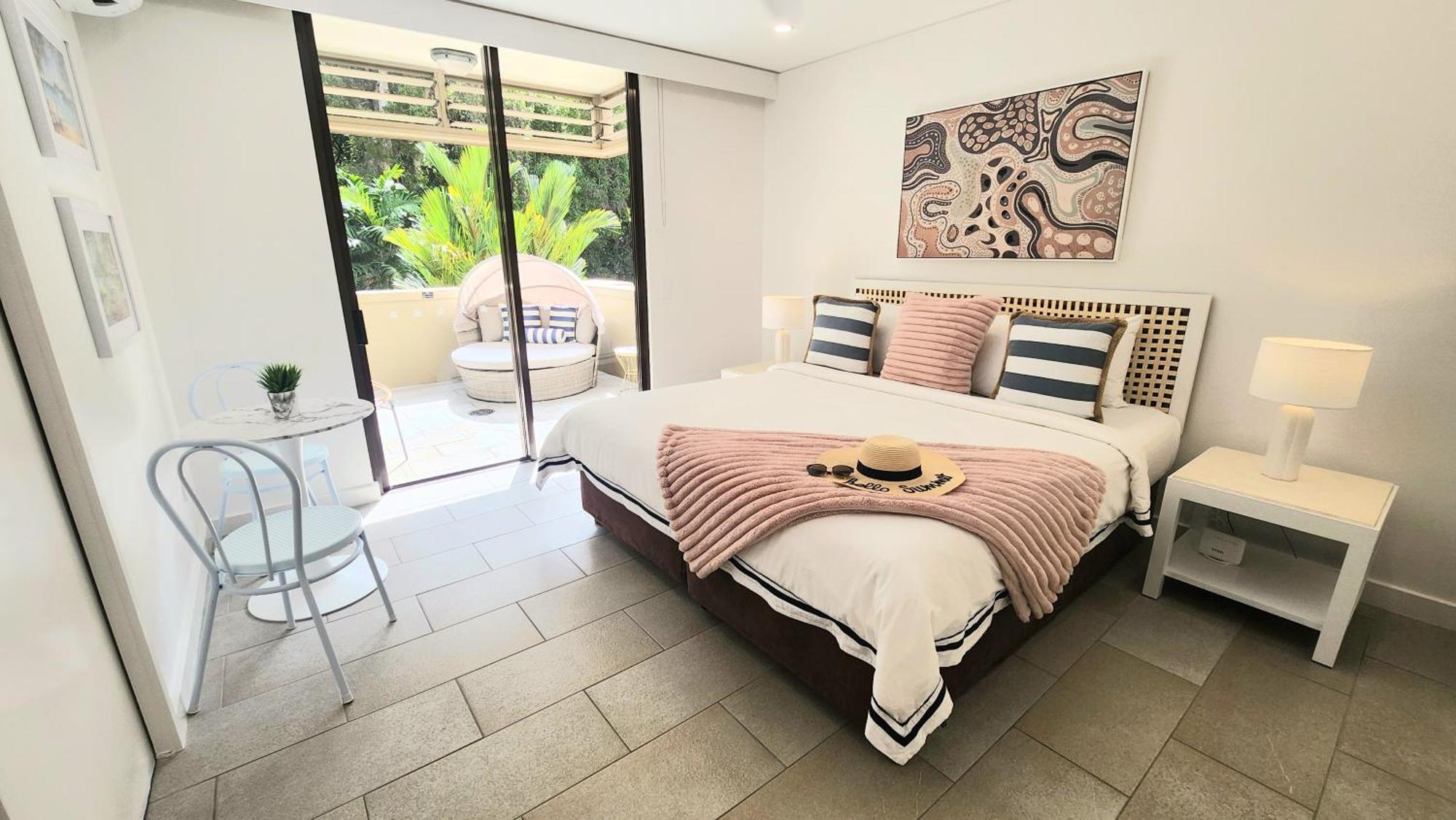 Private Apartments In The Temple Beachfront Resort Palm Cove Værelse billede