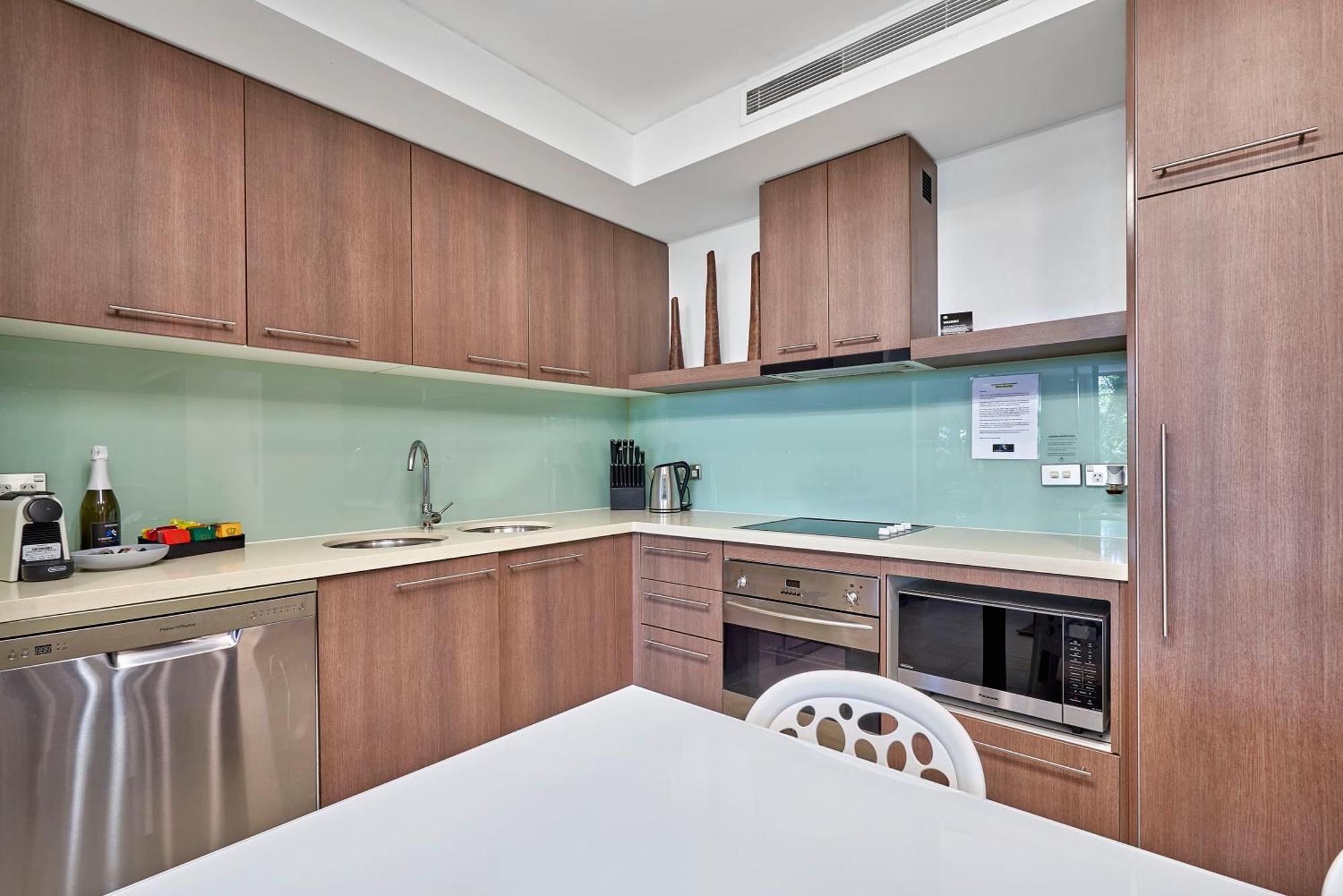 Private Apartments In The Temple Beachfront Resort Palm Cove Værelse billede